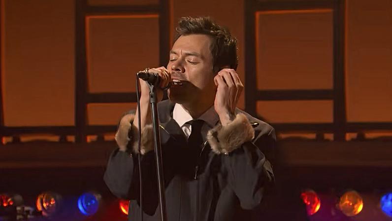 Harry Styles se apresenta no SNL com Dance No More e Coming Up Roses