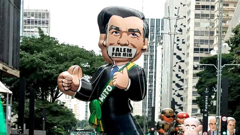 Boneco de Bolsonaro aparece censurado em ato da avenida Paulista. (Foto: Isaac Fontana / Efe)