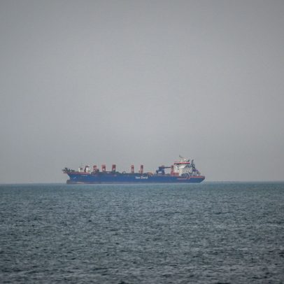 O sistema falho que mantém tripulações presas no Estreito de Hormuz