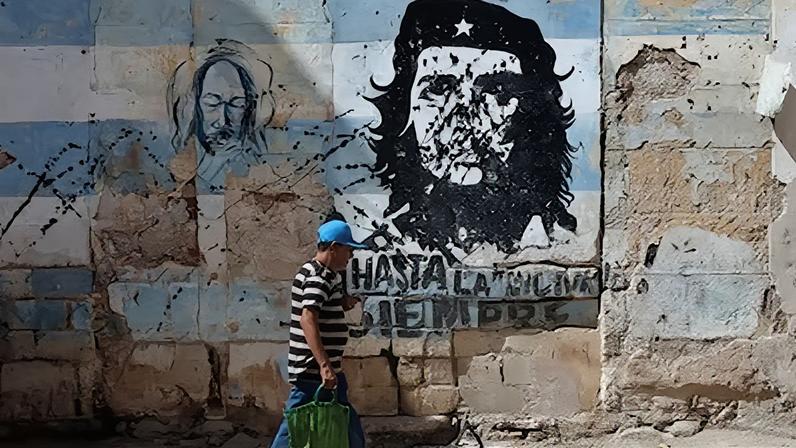 Un hombre caminaba el jueves ante un mural dedicado al Che en una calle de La Habana.