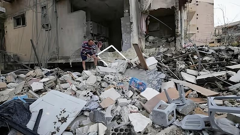 Un hombre entre los escombros de su casa, alcanzada por un ataque aéreo israelí en la ciudad portuaria de Tiro, en el sur del Líbano, el jueves 26 de marzo de 2026.