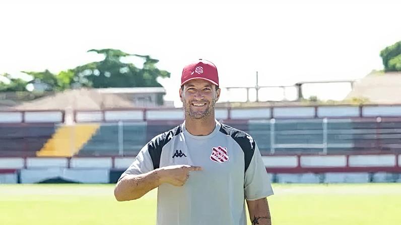 Thiago Neves é anunciado como técnico de clube carioca