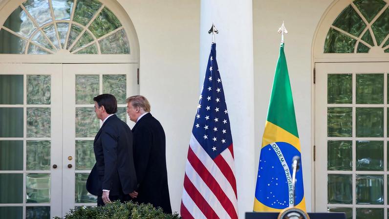 Alinhamento político entre Trump e família Bolsonaro ocorre desde o primeiro mandato dele na Casa Branca. (Foto: EPA/Michael Reynolds)