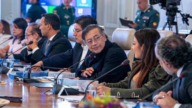 Presidente Petro afirma bombardeios vindos do Equador