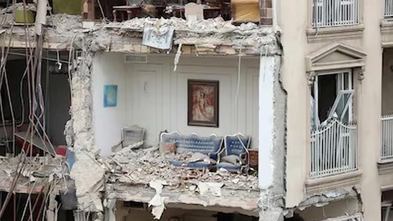 Destrozos en un edificio golpeado por un ataque en Teherán, la capital iraní, este lunes.