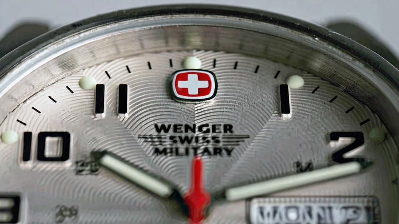 Tênis da On, fabricados na Ásia, ganham direito de exibir a cruz suíça