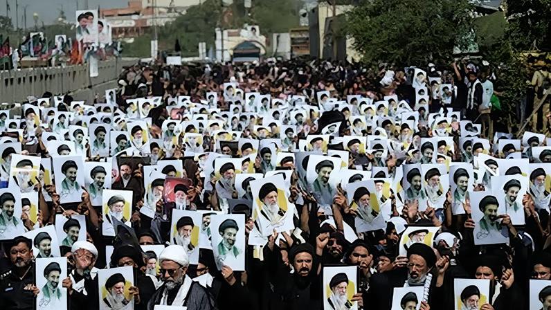 Fieles chiíes sostienen carteles con el rostro del nuevo líder supremo de Irán, Mojtaba Jameneí, junto al del rostro de su predecesor y padre, el difunto Ali Jameneí, durante una procesión este miércoles en Karachi (Pakistán).
