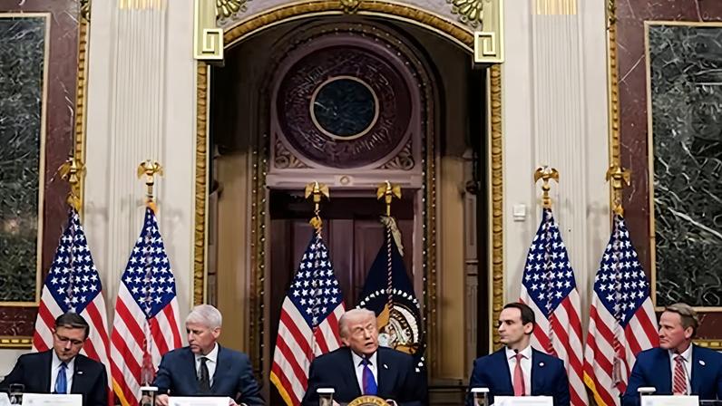 Donald Trump participa en una mesa redonda con líderes tecnológicos este miércoles en el edificio Eisenhower, en el complejo de la Casa Blanca.