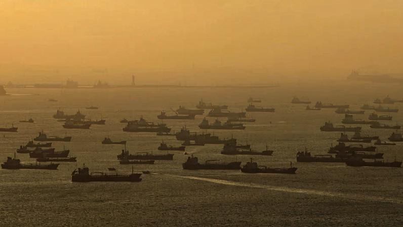 Shipping vessels and oil tankers line up on the eastern coast of Singapore in this July 22, 2015. REUTERS/Edgar Su/File Photo/File Photo