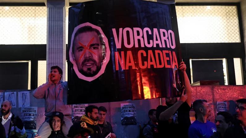 Banqueiro obscuro entra no círculo político brasileiro, gerando escândalo