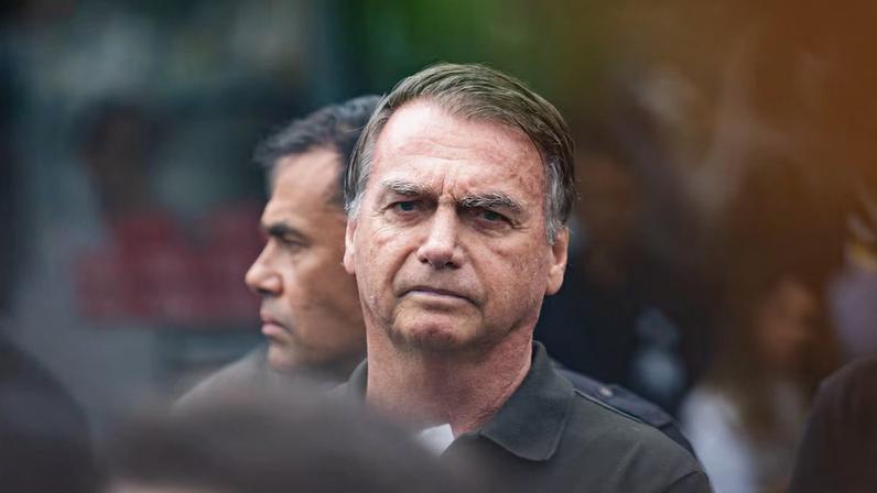 Bolsonaro deixa hospital para começar prisão domiciliar com autorização de Moraes