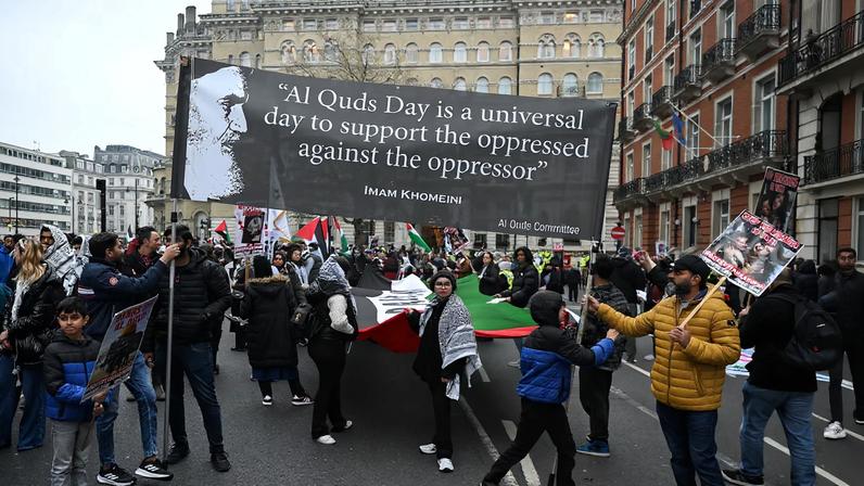 Polícia britânica proíbe marcha pró-Irã em Londres por tensões extremas