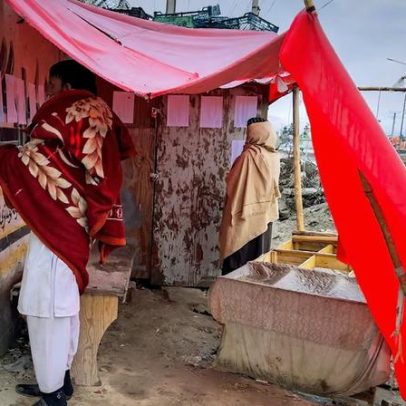 Afegãos procuram parentes no centro de Cabul bombardeado pelo Paquistão