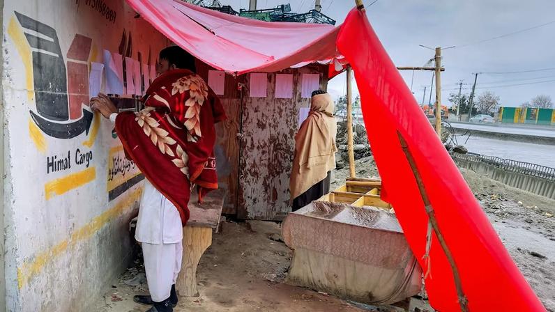 Afegãos procuram parentes no centro de Cabul bombardeado pelo Paquistão
