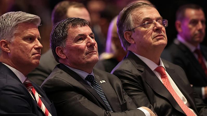Marcelo Ebrard, Dominic LeBlanc, en la Ciudad de México, el 16 de febrero.