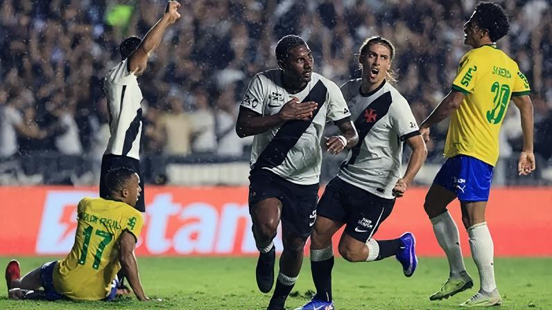 Cuiabano comemora gol do Vasco sobre o Palmeiras