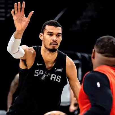 Wembanyama decide jogo e recoloca Spurs nos playoffs