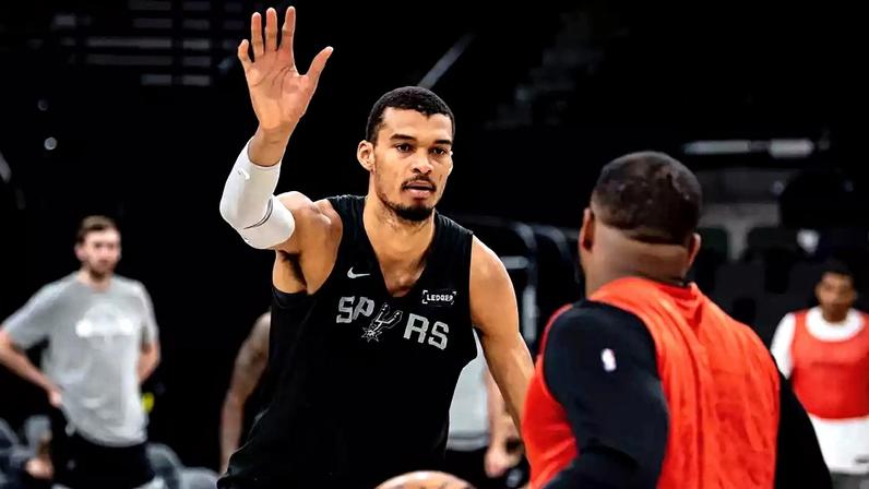 Victor Wembanyama durante jogo decisivo dos Spurs