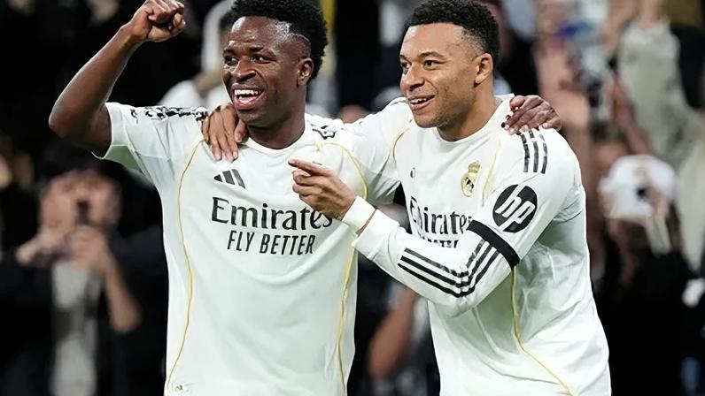 Vinicius Jr. e Mbappé durante goleada do Real Madrid na Champions League