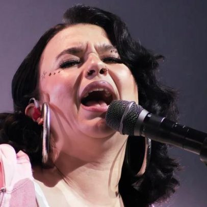 Lola Young brilha em apresentação no Future of Music Showcase da Rolling Stone