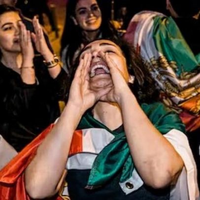 A rua iraniana se divide entre júbilo e pesar após a morte de Ali Jameneí