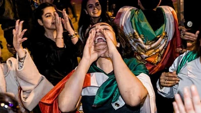 A rua iraniana se divide entre júbilo e pesar após a morte de Ali Jameneí