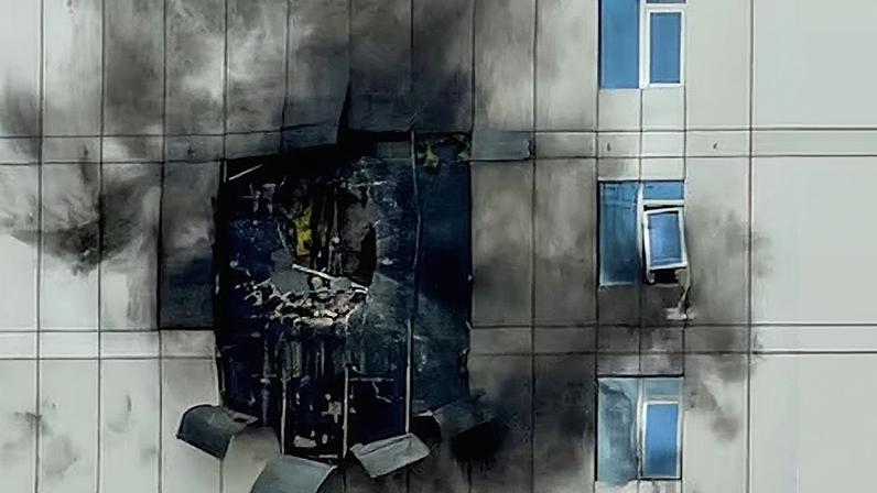 Daños causados por un dron iraní contra un edificio de Manama, la capital de Baréin, el domingo.