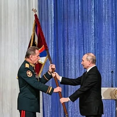 Trump agita a árvore; Putin recolhe as nozes