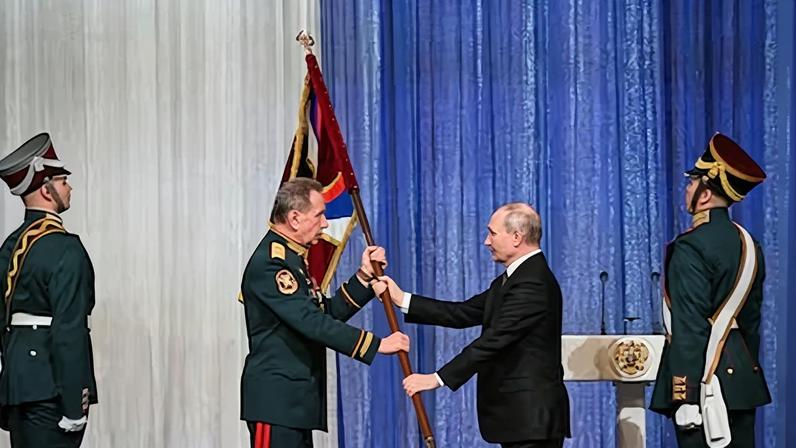 Trump agita a árvore; Putin recolhe as nozes