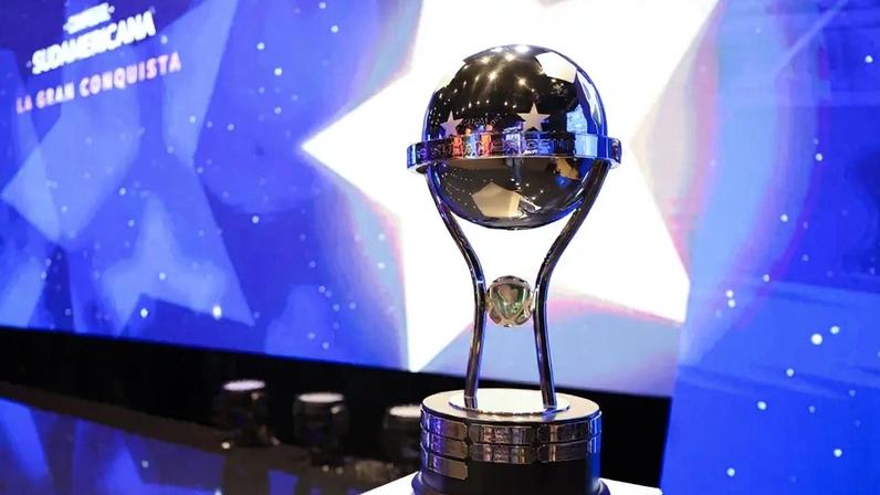 Taça da Copa Sul-Americana exposta antes do sorteio da fase de grupos. (Foto: Divulgação/Conmebol)
