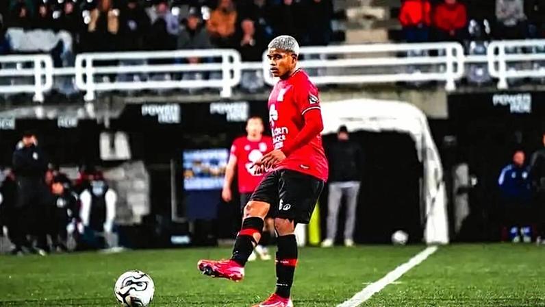 Huguinho, revelado pelo Botafogo, em ação na Bélgica (Foto: Divulgação)