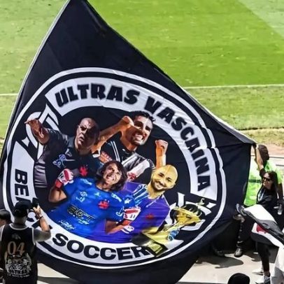 Goleira multicampeã de Beach Soccer recebe bandeirão da torcida do Vasco