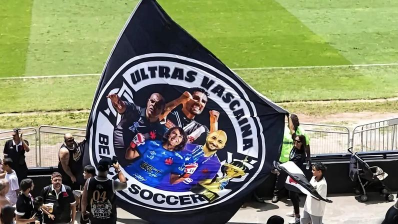 Bandeira em homenagem ao Beach Soccer da torcida Ultras Vascaína. (Foto: acervo pessoal)