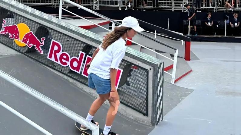 Rayssa Leal lidera brasileiras sob chuva e avança à semi do Mundial