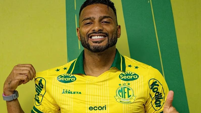O lateral Reinaldo com a nova camisa do Mirassol. (Foto: Divulgação/Mirassol)
