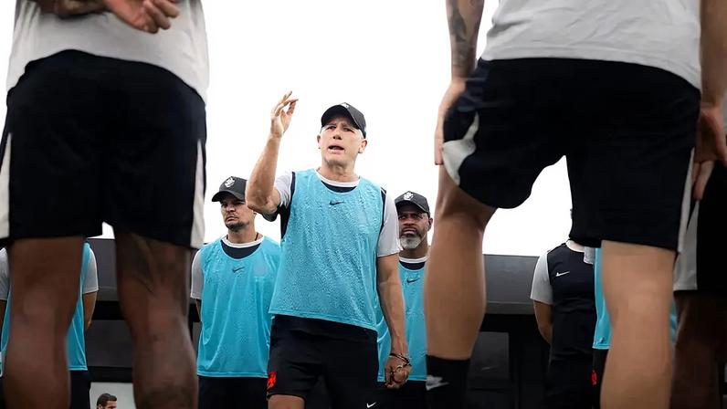 Laterais do Vasco disputam posição de titular na temporada