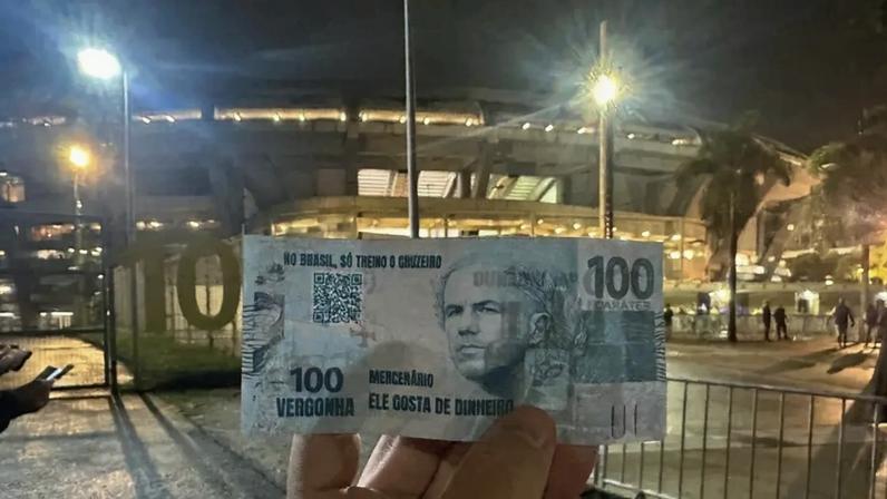 Cruzeirenses usam notas falsas para provocar Jardim antes de Fla x Cruzeiro