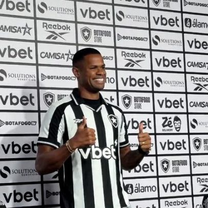 Júnior Santos é apresentado e celebra retorno ao Botafogo