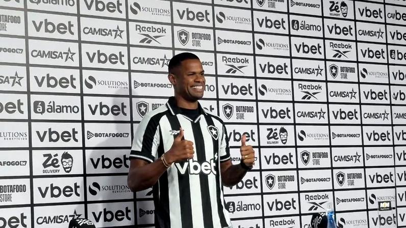 Júnior Santos está de volta ao Botafogo (Foto: Leonardo Bessa/Lance!)