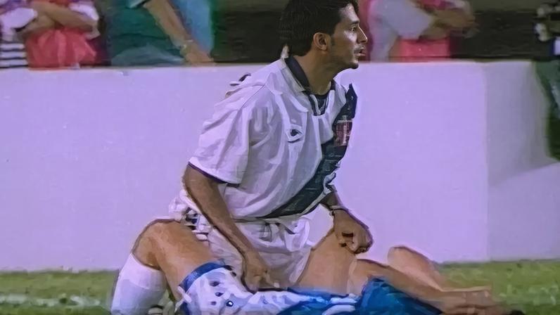 Nelson apalpa jogador do Cruzeiro (Foto: Reprodução)