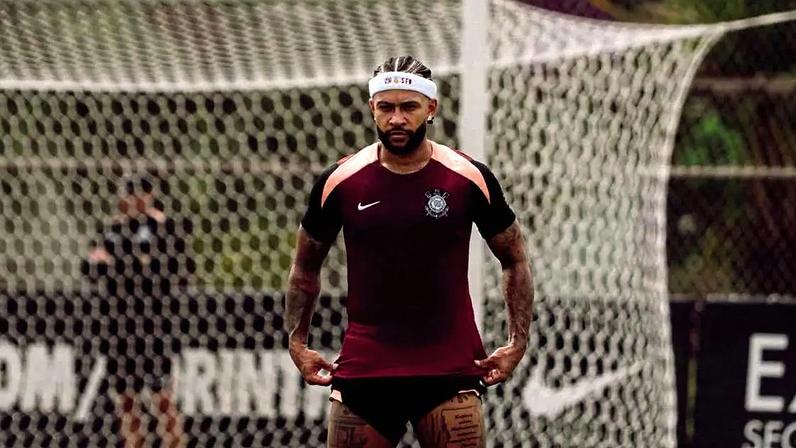 Memphis Depay se poupando no Corinthians antes de duelos pela seleção holandesa