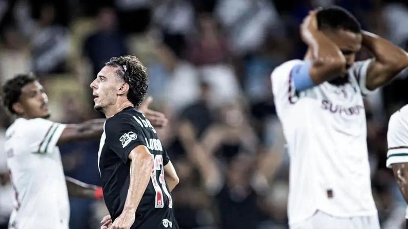 Nuno Moreira durante aquecimento do Vasco para a partida contra o Fluminense (Foto: Affonso Andrade/Agência F8/Gazeta Press)