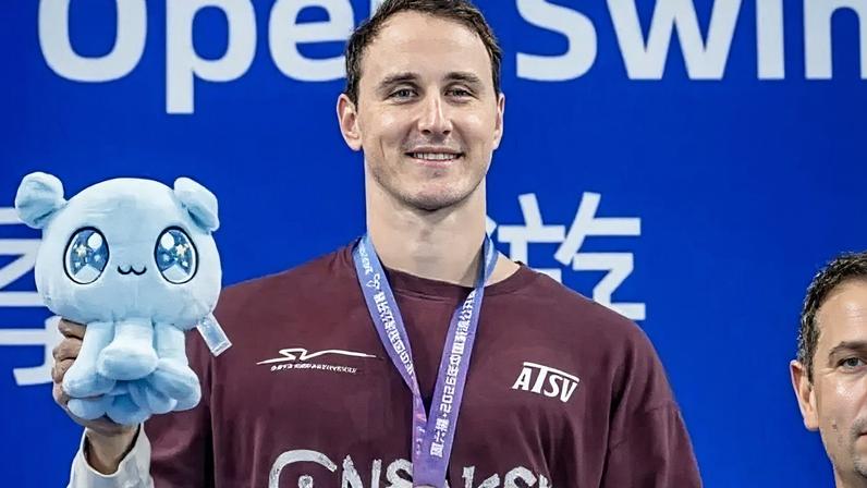 Cameron McEvoy no pódio do Aberto da China após quebrar o recorde mundial estabelecido por Cesar Cielo há 16 anos atrás (Foto: Reprodução/Instagram/@cam_mcevoy)