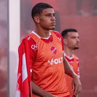 Zagueiro com duelo contra o Barcelona estreia na Série B