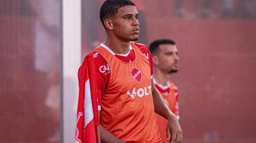 Zagueiro com duelo contra o Barcelona estreia na Série B