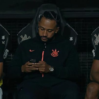 STJD denuncia Memphis por uso de celular durante Corinthians x Flamengo