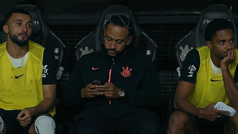 Memphis foi flagrado usando celular (Foto: Reprodução/ Cazé TV)