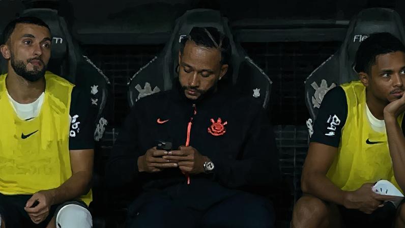 Memphis foi flagrado usando celular (Foto: Reprodução/ Cazé TV)
