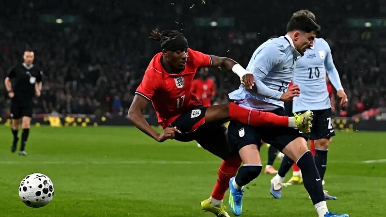 Piquerez saiu machucado após lance com Madueke (Foto: GLYN KIRK / AFP)