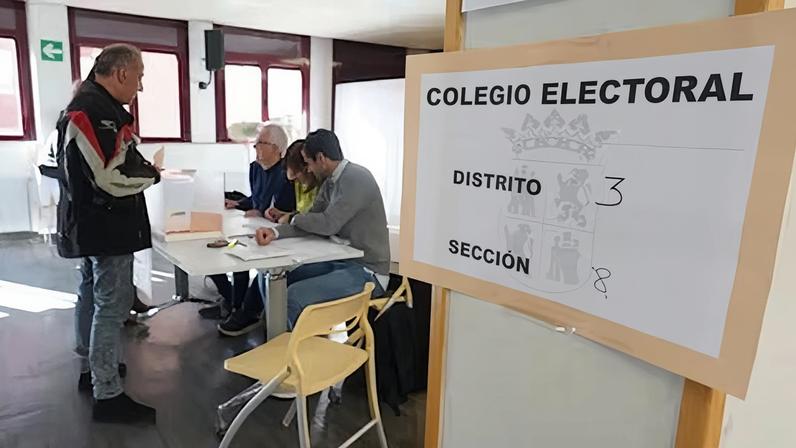 Mesa electoral en Valladolid, este domingo.